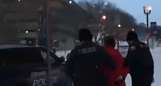 在对美国政府说出这句话后，22岁的她被警察抓走了……