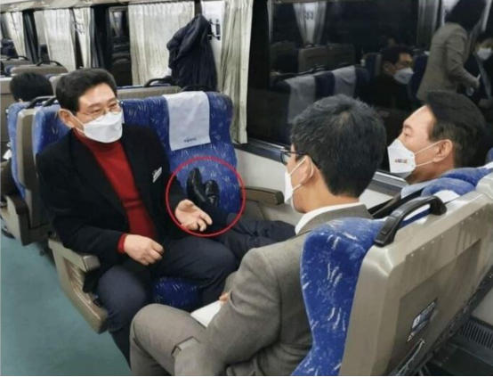 穿鞋把腳放座位上 韓總統候選人尹錫悅被批評