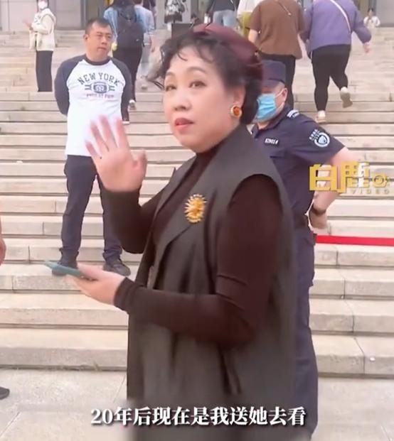 女儿买票帮60岁妈妈追星 网友：还是粉丝最懂粉丝