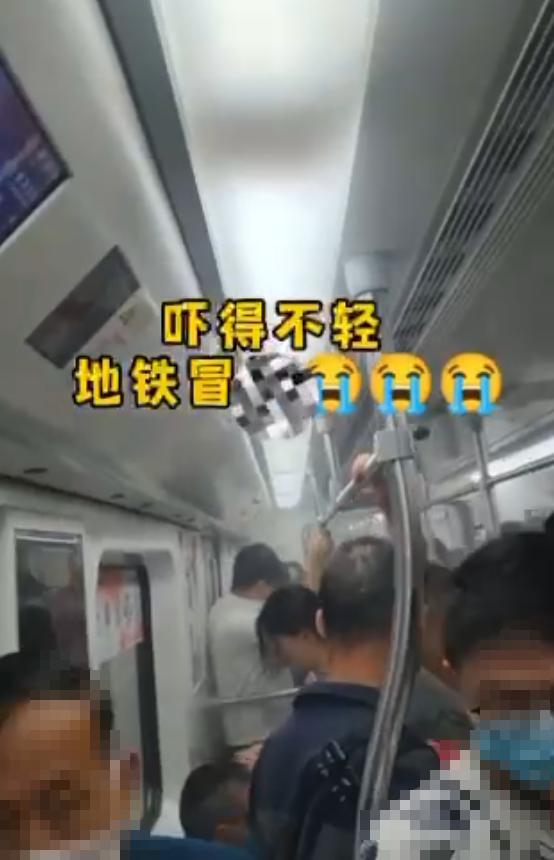 武汉地铁回应乘客背包冒烟：包里全是电池 没有着火
