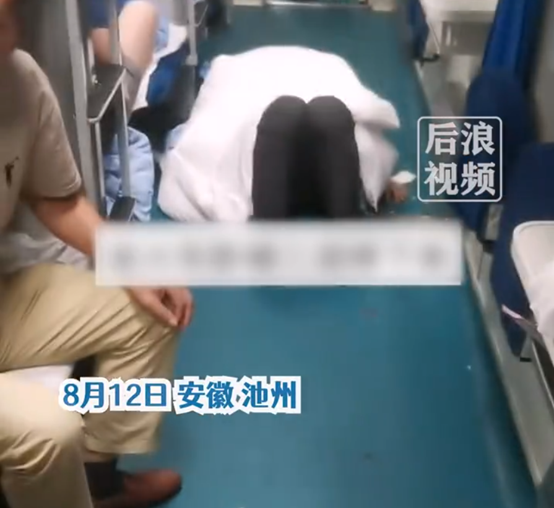 车站回应旅客从卧铺摔下晕厥：到站后救护车立马将伤者送医，目前还在治疗 