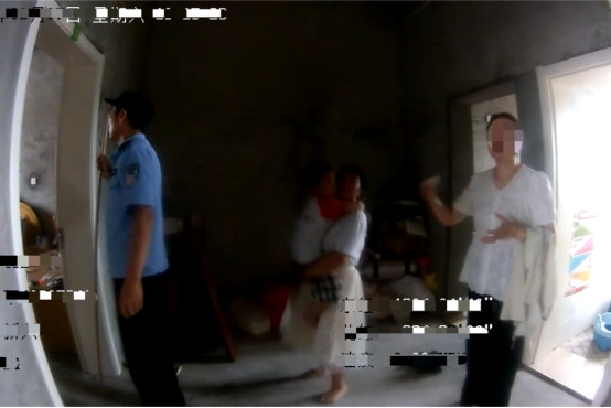 男童身悬窗外民警踹门救人 紧急救援化解危机
