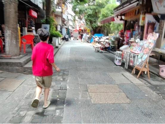 12歲紅衣少年引路幫助消防迅速滅火