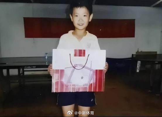 孙颖莎分享手捧蛋糕照片 庆祝国家队十周年