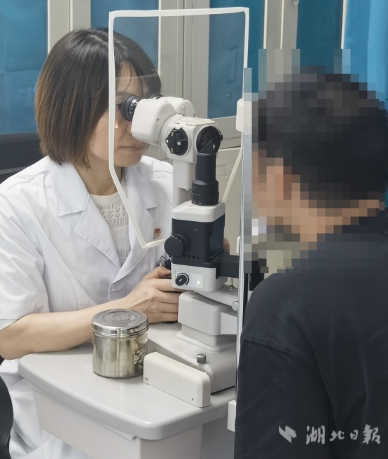 男子打板栗左眼扎入19根刺险失明
