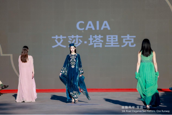 首届中巴时装秀在北京八达岭长城隆重举办
