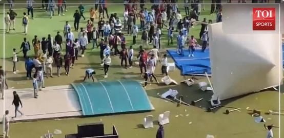 巨大争议!还原梅西印度行大混乱:大批球迷冲场丢杂物 现场一片狼藉 管理不善引众怒