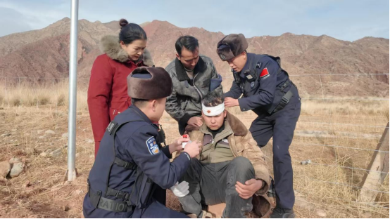 七旬老人连人带车摔落鱼塘 民警救助