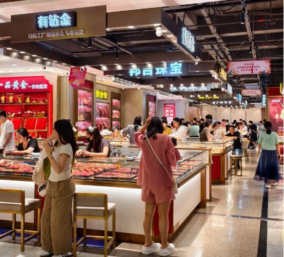 金价大幅震荡，记者实探水贝黄金市场：人多，但观望情绪也重 消费者谨慎对待