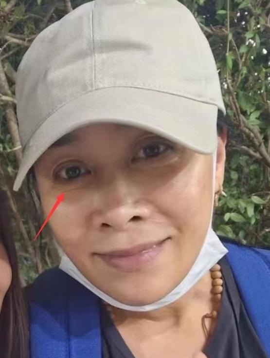 网友泰国偶遇那英度假 素颜照曝光真实状态