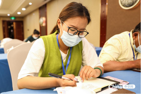 西藏基层干部赴京参观学习班学员尼玛卓嘎认真做笔记。