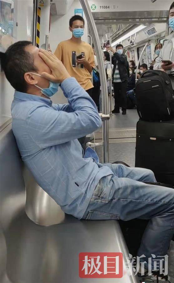 得知母亲出事男子在地铁痛哭 深圳地铁：保安已对其安抚
