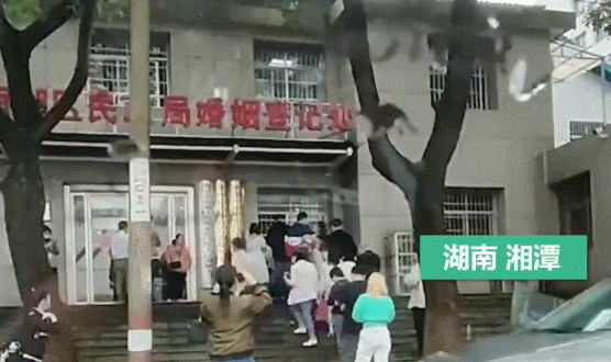 直击多地“520”扎堆领证，大叔通宵替孩子排队