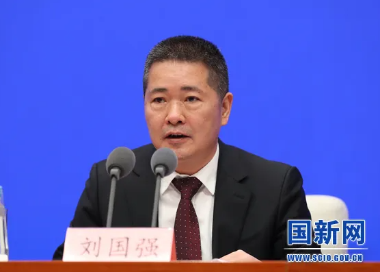 人民币对美元汇率逼近7元时代 央行副行长出来表态