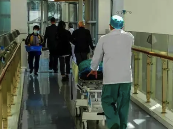 广州一82岁老人8个月被迫转院16次 医生：医院怕亏损不敢收治病情复杂病人