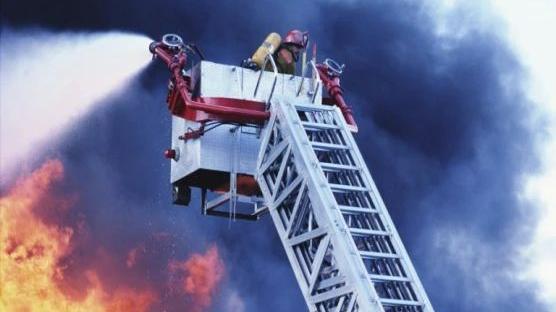 深圳试验无人机从高楼取水 破解高楼救火难题