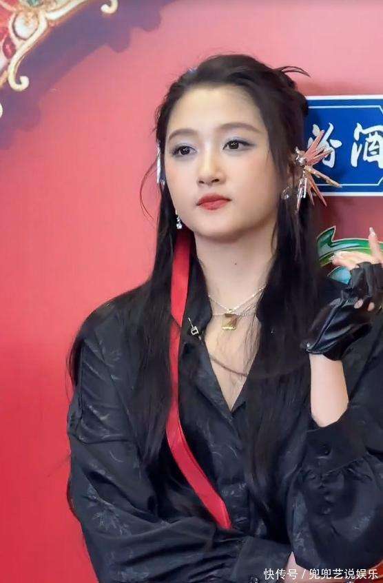 关晓彤金靖王玉雯各美各的 春晚造型引热议