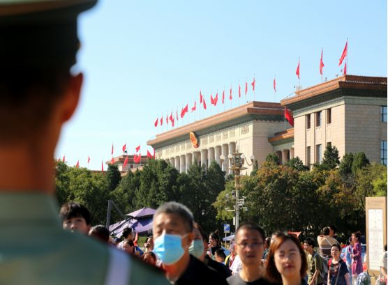 被小猫蹭蹭的天安门哨兵找到了 温馨一幕打动网友