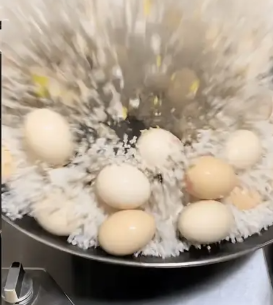 女子盐焗40个多个鸡蛋准备补补身体，不料开盖秒变“炸蛋”
