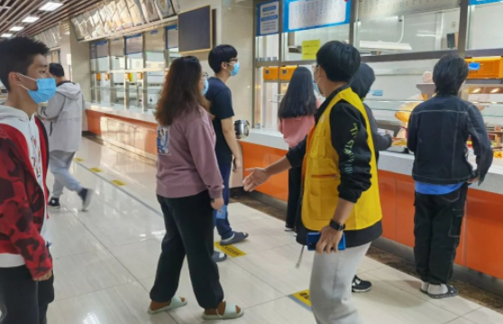 疫情下，这所高校向在校师生发放1.4万套餐盒餐具……