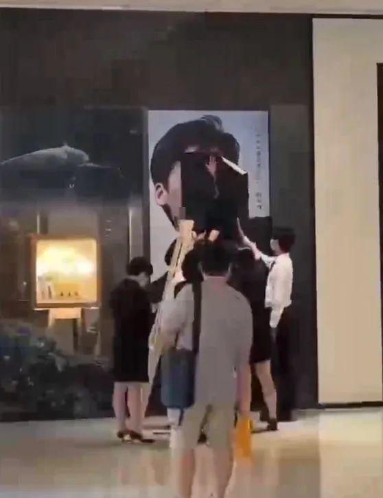 李易峰作品被下架母校撤下其海报 粉丝：8年了，我真的会谢！