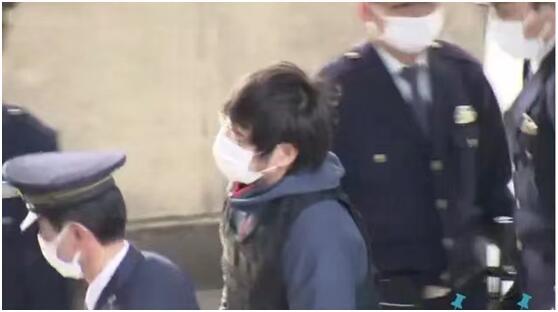 安倍案嫌犯被捕后获赠大量衣物食品，超万人签名请求为其减刑