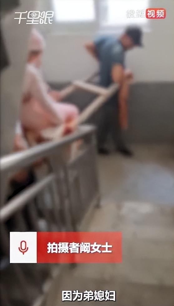公婆制担架抬儿媳上楼：担心剖腹产儿媳爬楼梯累到伤口恶化