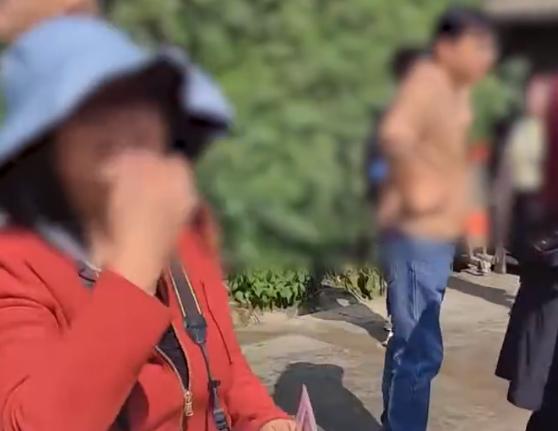 贵州景区回应一男子拍照遭大妈入镜阻拦 将会对此进行调查
