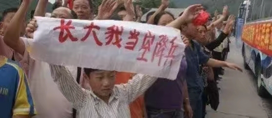 汶川被救男孩以少尉身份参加阅兵 感恩与奋斗的见证