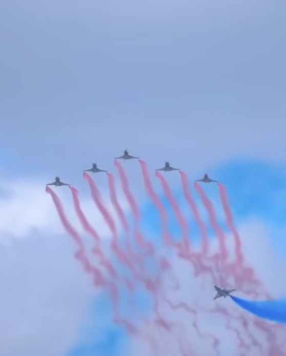 解放军空中亮剑太帅了 燃爆全场