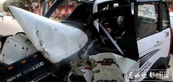 昆明一老年代步车和越野车相撞 车头完全变形