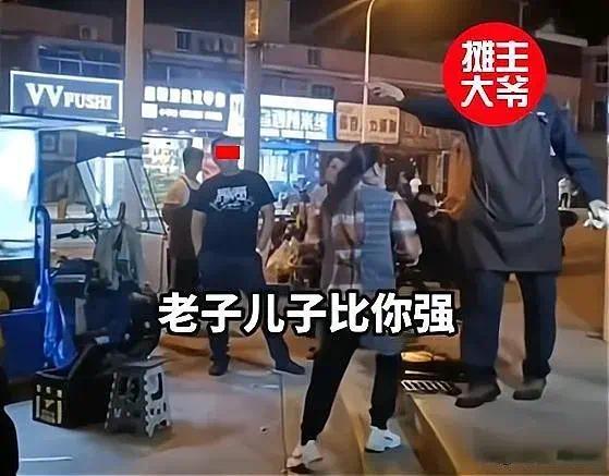 职业歧视？上海一小吃摊主嘲讽保安引争议：年纪轻轻干保安有什么本事