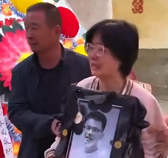 救人英雄王龙的妻子已回青岛 英雄家庭获百万元慰问金