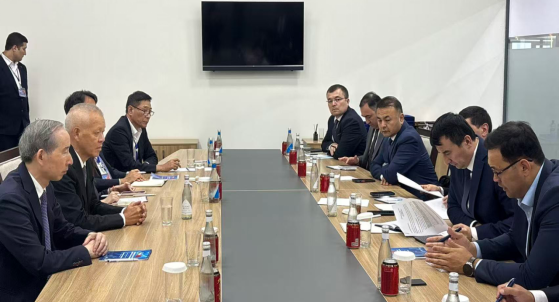 龙宇翔与乌兹别克斯坦共和国副总理霍贾耶夫·贾姆希德亲切会见