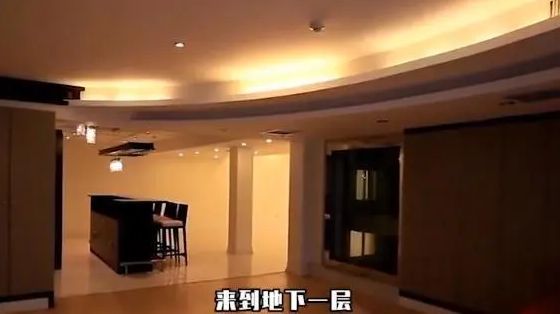 李湘撇下老公带女儿度假 11岁王诗龄身高赶上妈妈