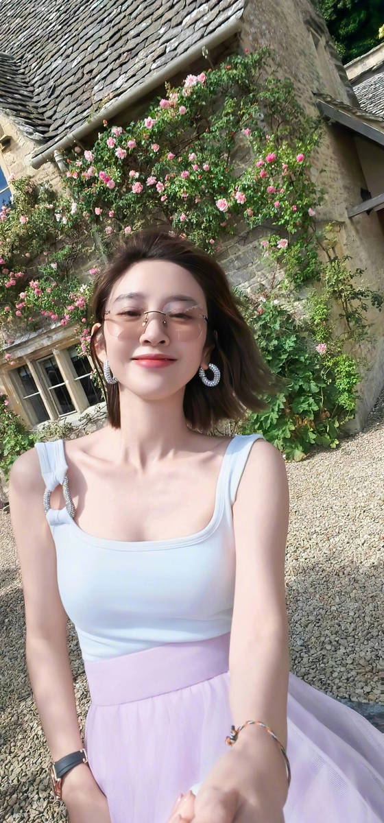 唐艺昕漫步英国乡村心情大好！回眸甜笑明媚动人
