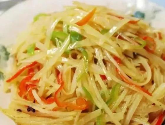 土豆丝直接下锅炒？多做1步不粘锅，脆到全家抢着吃