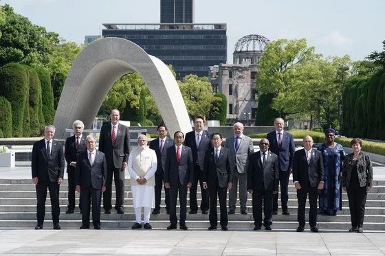 21日，尹锡悦总统在日本广岛和平纪念公园与日本首相岸田文雄等其他国家首脑一起向原子弹爆炸牺牲者慰灵碑献花。