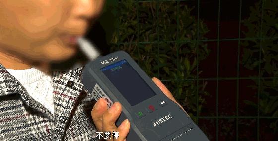 男人喝酒喝到误飞机醉驾赶路被查 酒驾荣幸终就逮