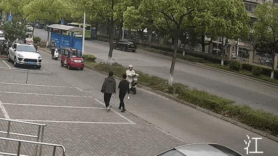 求求你别再用电动车“挡风被”了：安全骑行更重要