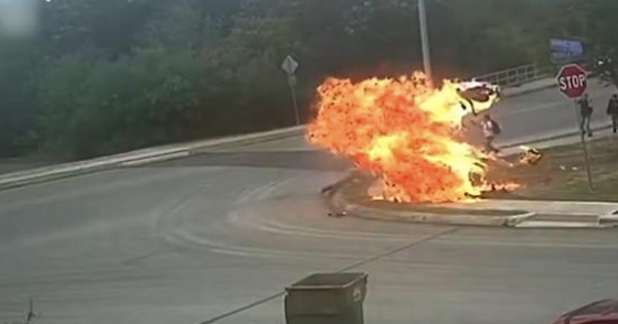 美一摩托车失控起火冲向路边学生 骑手摔落后全身着火