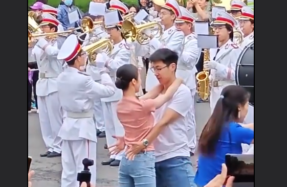 清华大学校庆在校生献上热舞：青春活力燃爆全场！