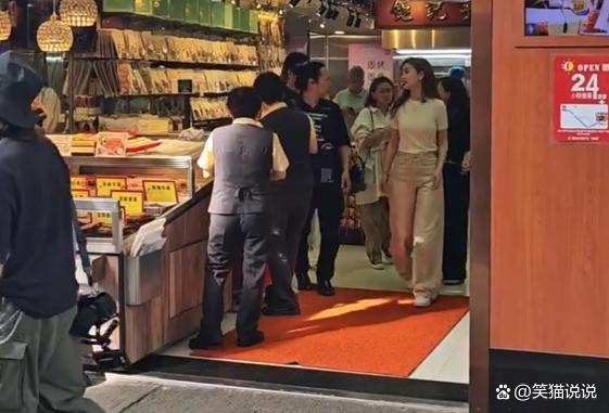 Angelababy澳门街头被偶遇 甜美互动粉丝