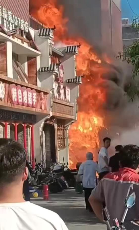 吉林白城一餐馆发生火灾 现场浓烟滚滚引发关注