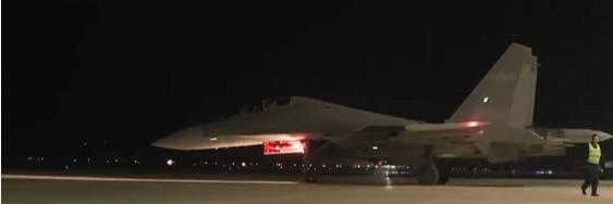 歼-10C与歼-16多机型夜间对抗训练 战术战法频出