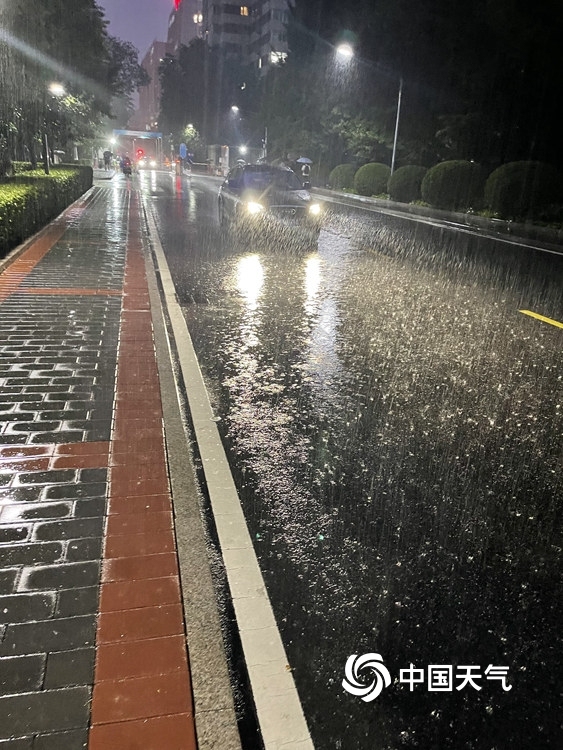 北京迎全市性降雨部分路段积水