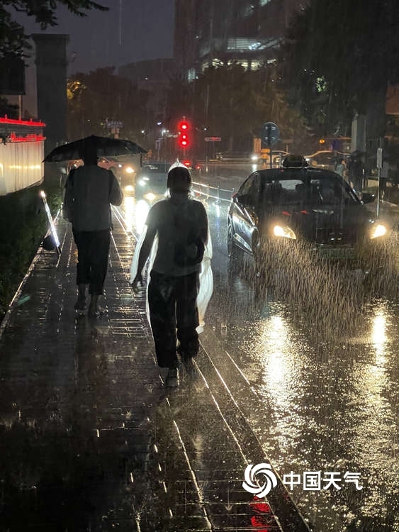 北京迎全市性降雨部分路段积水