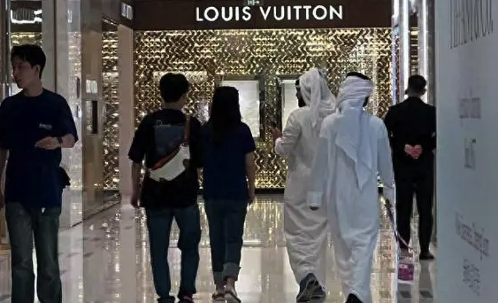 卡塔尔运动员组团在杭州扫货，一个导购给6万小费，进店要求全包圆