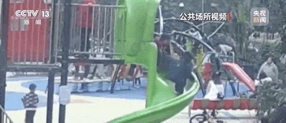 2幼童玩滑梯一人被踹倒坠落骨折