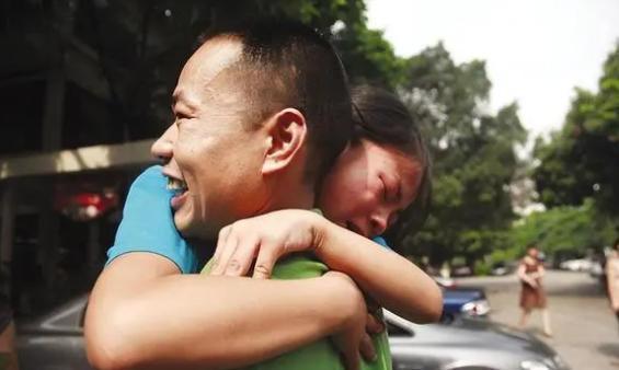 儿子高考229分,父亲当场气晕,儿子哈哈大笑:清华北大抢着要我